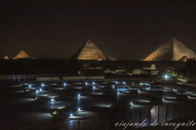 Vistas de las pirámides de Guiza y de la esfinge desde la terraza del restaurante el Hadaba