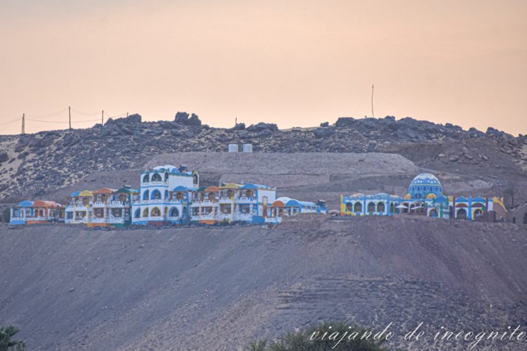 Alojamientos nubios pintados de alegres colores en lo alto de una colina en el lado este de Asuán al atardecer