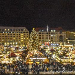 Vista del mercado de navidad Striezelmarkt de noche desde el kulturpalast