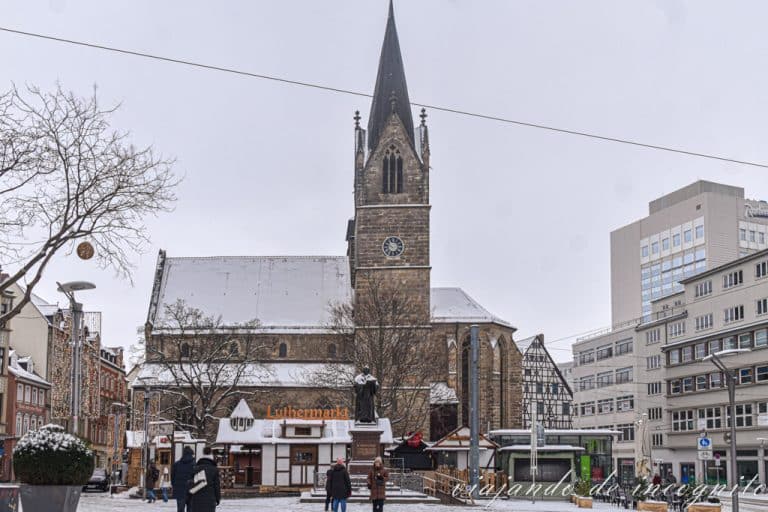 Mercado de Lutero en el Anger, entre la iglesia de San Gregorio y el monumento a Lutero, un día nevado de invierno