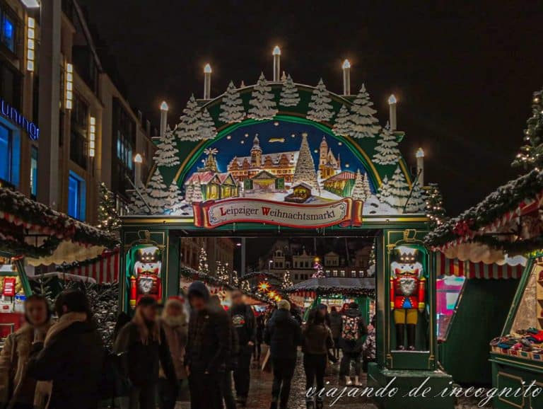 Entrada al mercado de navidad de Leipzig donde hay varias personas paseando y hablando