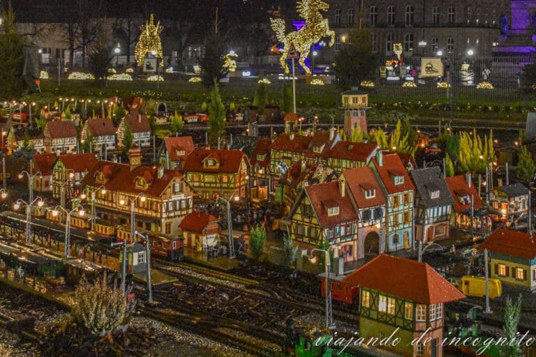 Pueblo de casas de entramado en miniatura en la plaza del palacio de Stuttgart decorada para navidad