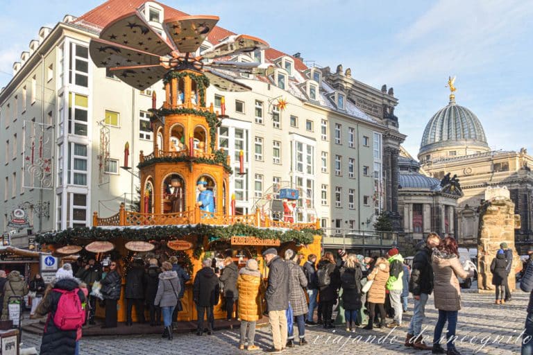 Muchas personas tomando algo en el Bar con forma de nacimiento piramidal en el mercado navideño de Münzengasse