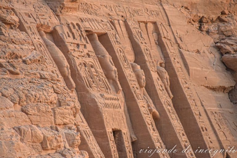 Detalle de la entrada excavada en la roca del templo de Nefertari en Abu Simbel