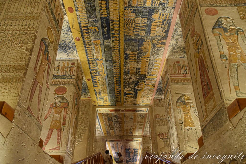 Deatalle del techo y de las columnas de la tumba de Ramsés V-VI totalmente decoradas y policromadas