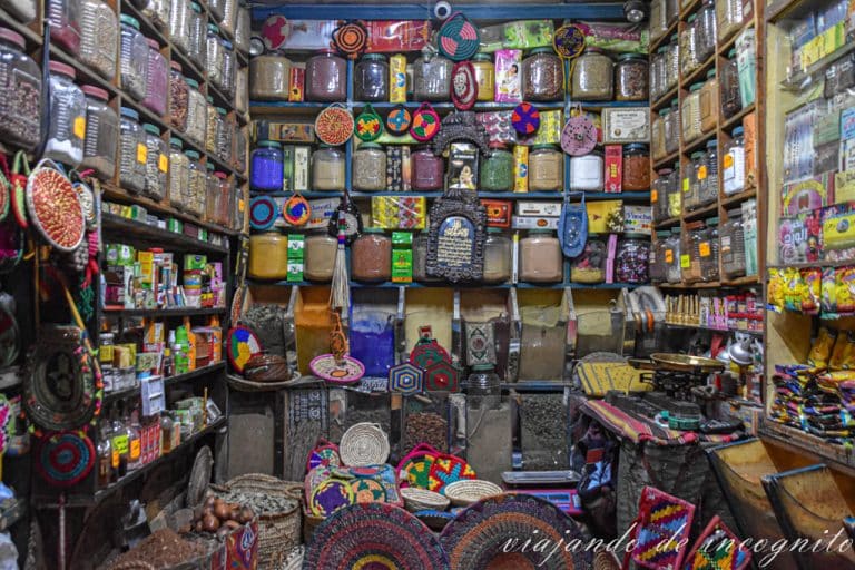 Interior colorido de una tienda de especias en el zocode Asuán