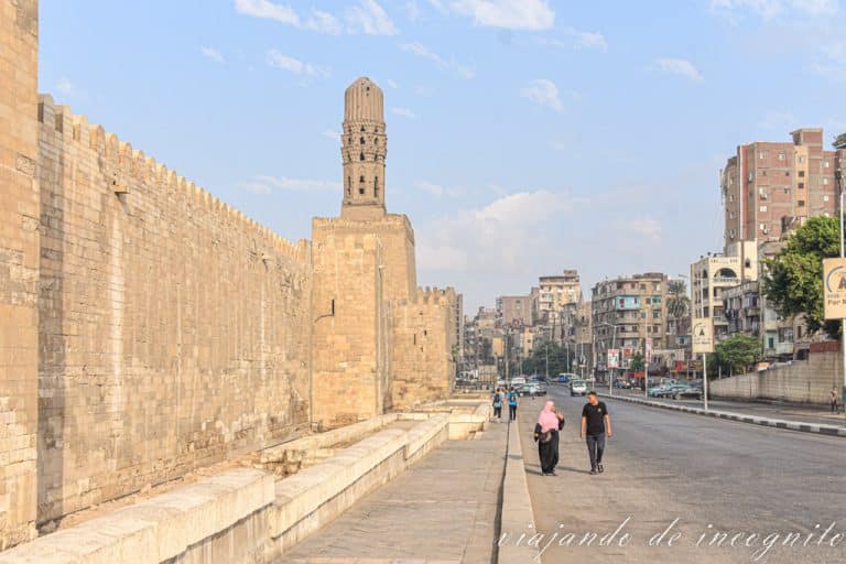 Pareja paseando por la mañana junto a la antigua muralla del Cairo a la altura de la mezquita al-Hakim