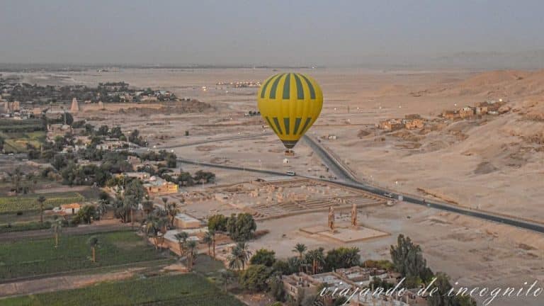 Vista aérea de un globo amarillo sobre las ruinas de la ciudad de Tebas. Volar en globo es una de las actividades que hacer en Lúxor.
