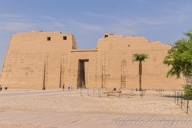 Entrada monumental del templo de Medinet Habu, una de las visitas que hacer en Lúxor
