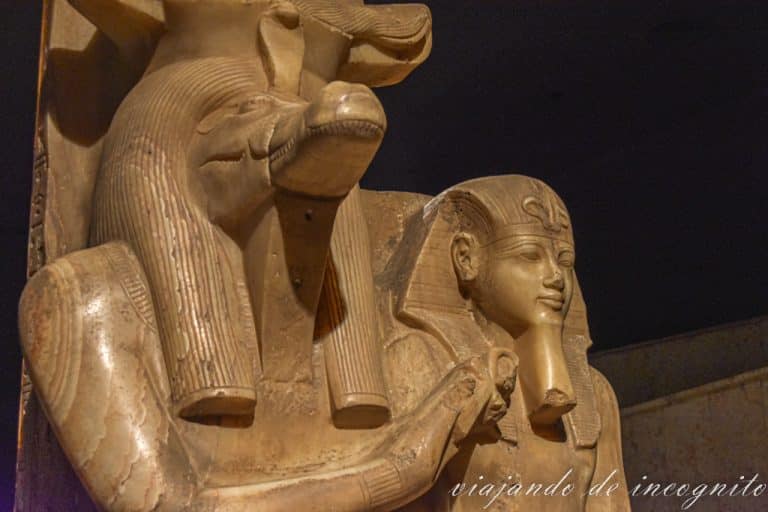 Detalle de las cabezas de la estatua de Sobek y Amenhotep III en el museo de Lúxor, una de las visitas que hacer en Lúxor