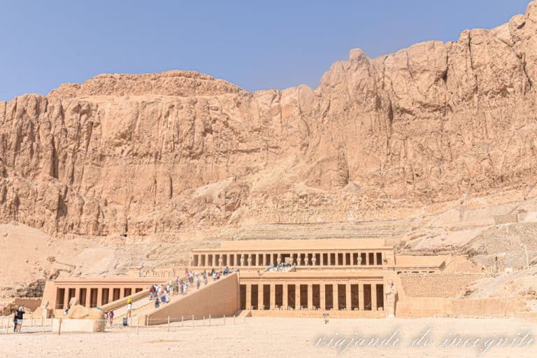 Vista general del templo de Hatshepsut. Se ven a la gente subiendo por las escaleras que unes las distintas partes del templo.