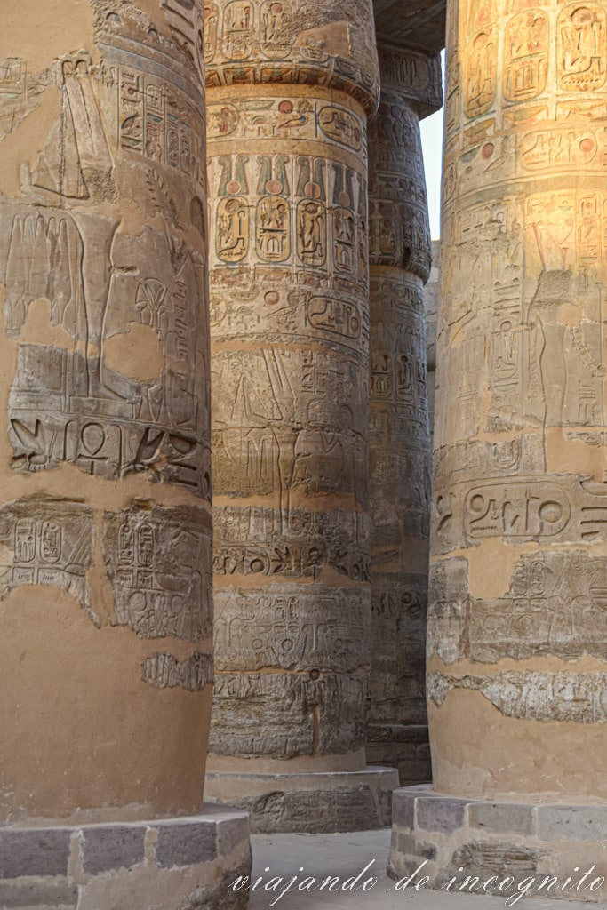 Detalle de varias columnas de la sala hipóstila del recinto de Amón en el templo de karnak