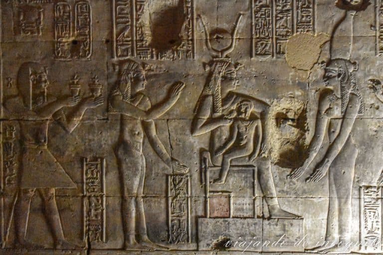 Relieve en uno de los templos del recinto de Amón en Karnak. Se ve a Isis amamantando a Horus.