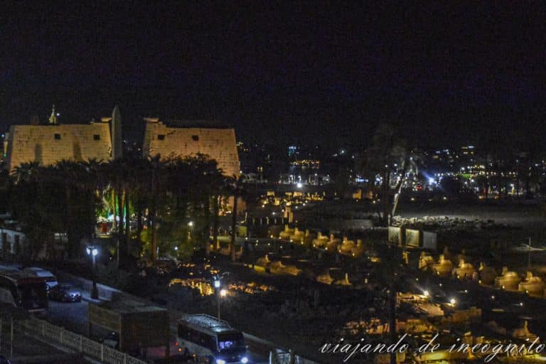Vistas desde la terraza de Al-Sahabi Lane al templo de Lúxor y a la avenida de las esfinges.
