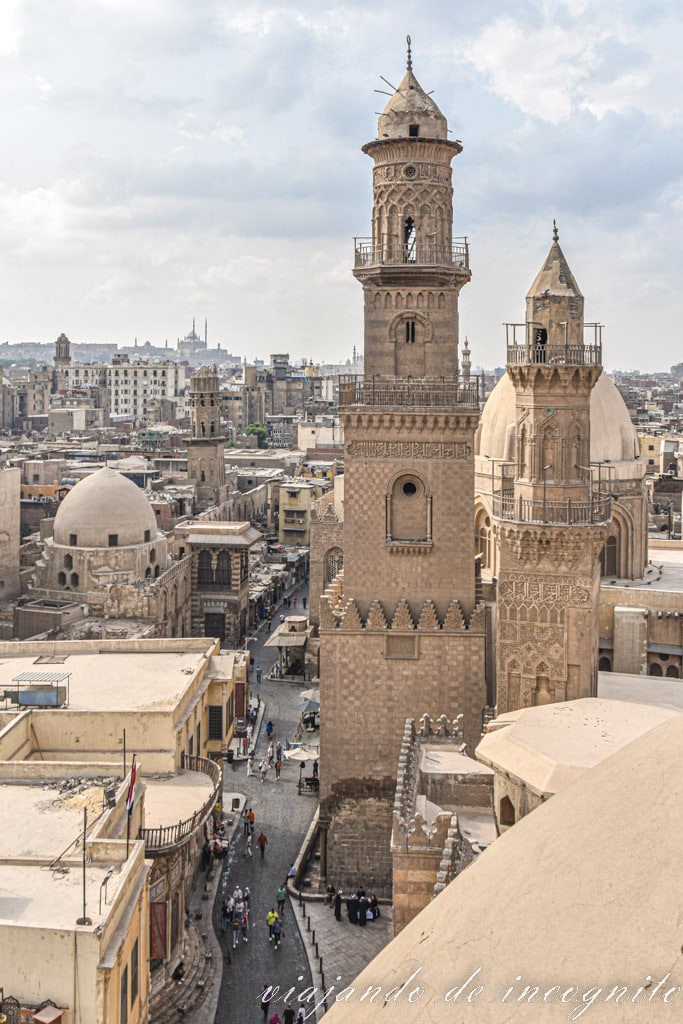Vistas de la calle al-Muizz desde la azotea de la mezquita del sultán Barquq. Al fondo se ve la ciudadela