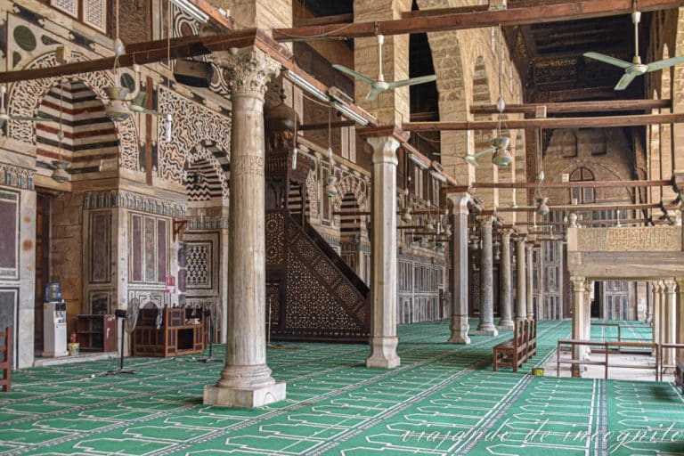 Interior de la mezquita de Muayyad