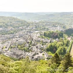 Vista aérea de Bouillon, uno de los lugares que ver en Valonia