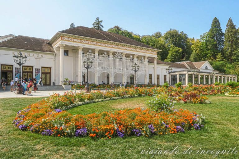 Edificio principal del Kurhaus de Baden-Baden. En los jardines frente a él, el cesped está decorado con flores rojas y moradas. Este edificio es el símbolo de la ciudad y uno de los lugares que ver en Baden-Baden