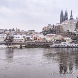 Vista general de Meissen desde el otro lado del río. EL palacio de eleva sobre las casas de la ciudad, todas cubiertas de nieve