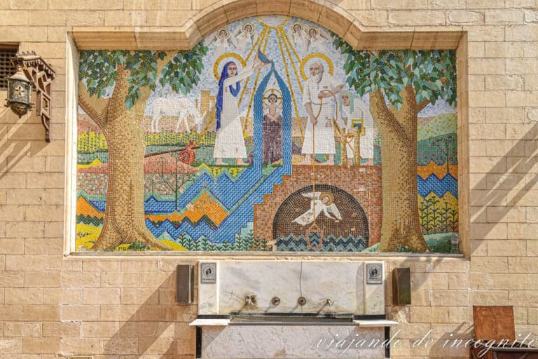 Mosaico colorido en la iglesia colgante sobre el milagro que hizo el niño Jesús en Heliopolis