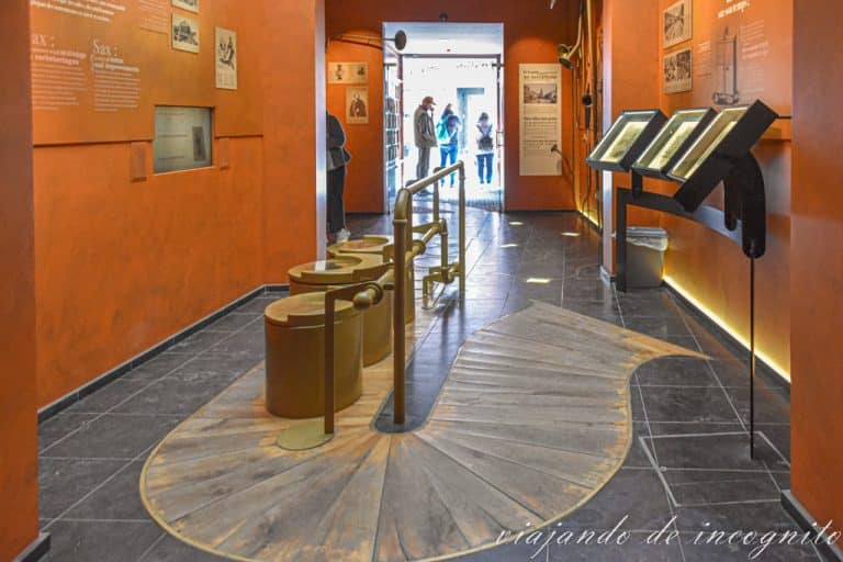 Interior del centro de interpretación sobre Adolphe Sax en Dinant. En el suelo está representado la forma de un saxofón