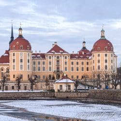 Palacio de Moritzburg en invierno con el agua a su alrededor