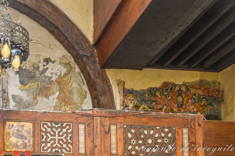 Restos de una pintura sobre la Natividad en el baptisterio de la iglesia colgante