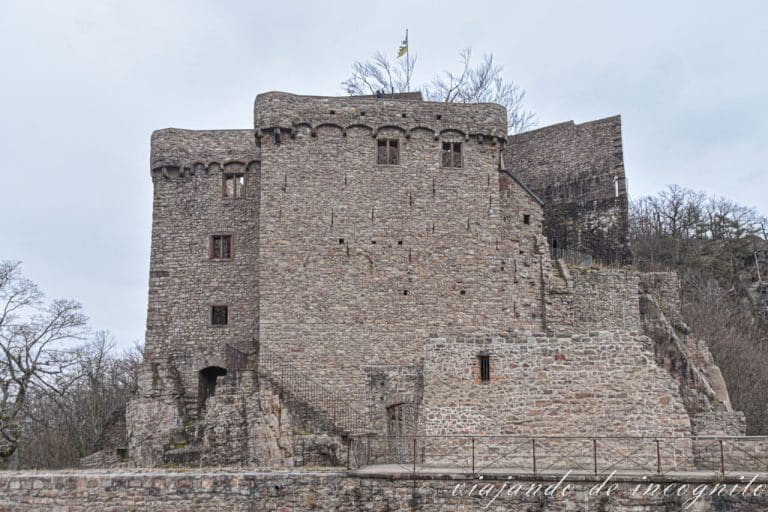 Castillo superior de Hohenbaden con la bandera de baden Württemberg ondeando en la torre del homenaje