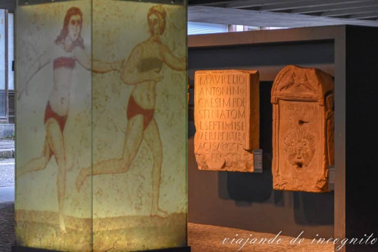 Columna con la imagen de un dibujo romano y al fondo piezas encontradas en las termas de Baden-Baden. Uno de los lugares que ver en Baden Baden