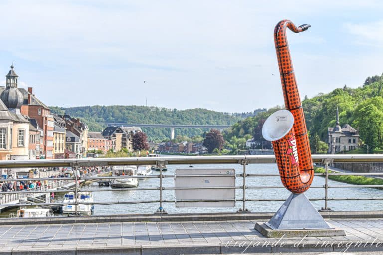 Saxofón naranja decorado en estilo pop en medio del puente de Charles de Gaulle
