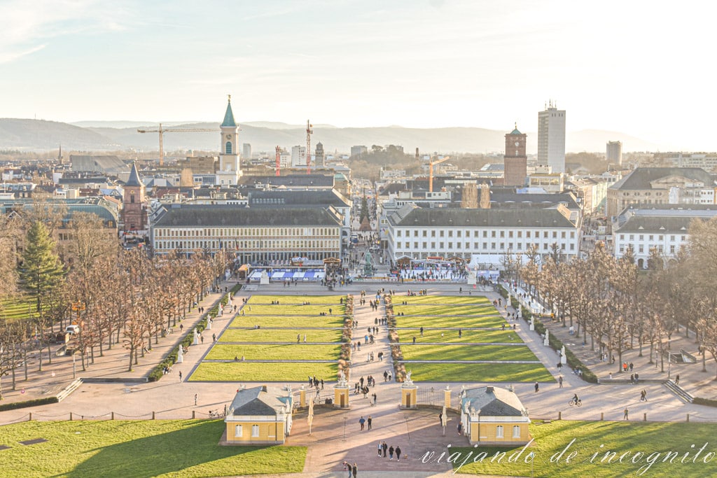 Vistas de Karlsruhe desde el palacio a mediodía un día frio de enero. Estas vistas son una de las cosas que ver en Karlsruhe