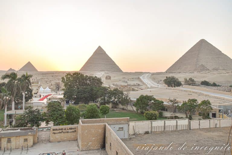 Vista de las tres grandes pirámides de Giza desde la terraza del hotel Giza Pyramids view inn al atardecer