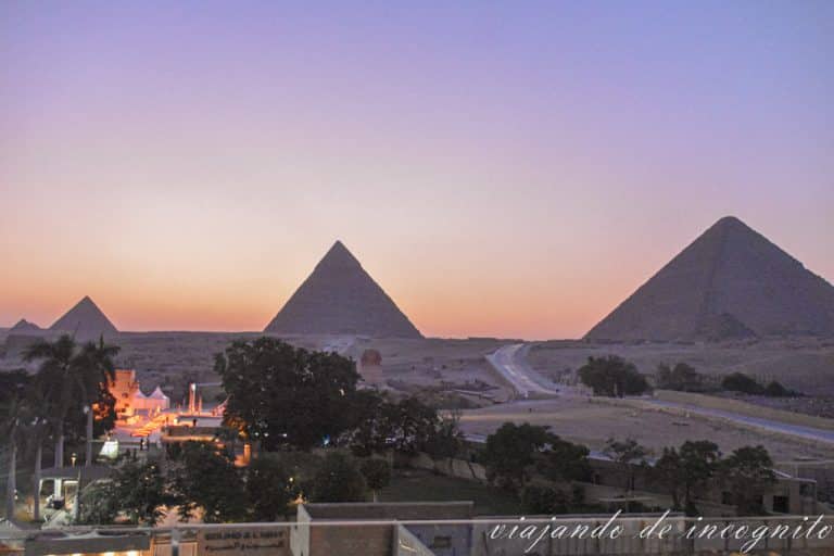 Vista de las pirámides desde la terraza del Giza Pyrmids view inn al atardecer