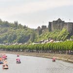 Vista del castillo desde el río, donde están navegando varios pedalos