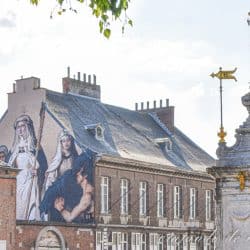 Mural de Santa Waudru en la fachada de un edificio