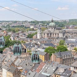 Vistas de Namur desde la ciudadela. Se ve la catedral de San Albano y tres cabinas del funicular.
