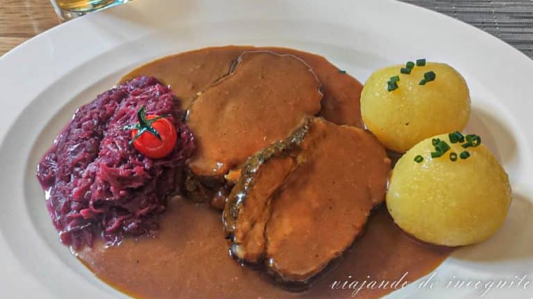 Schweinebraten con Knödel de patata y Rotkohl. Uno de los platos que comer en Alemania