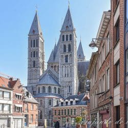 Calle que acaba en la catedral de Tournai