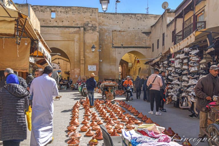 Puestos de artesanía y ropa frente a la entrada de Bab Semmarine