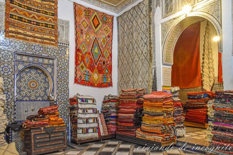 Interior de una tienda de alfombras en la Medina