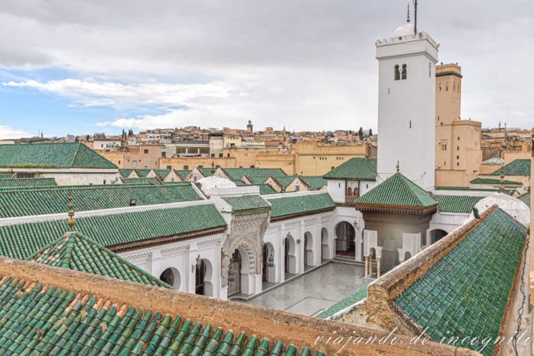 Vista superior de la mezquita/universidad desde la terraza de una tienda de telas.