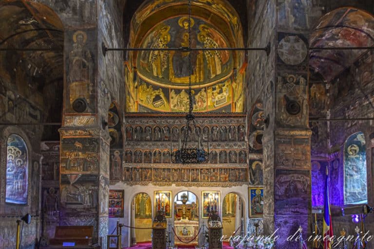 Interior pintado de la basílica de san Nicolás en Curtea de Argés