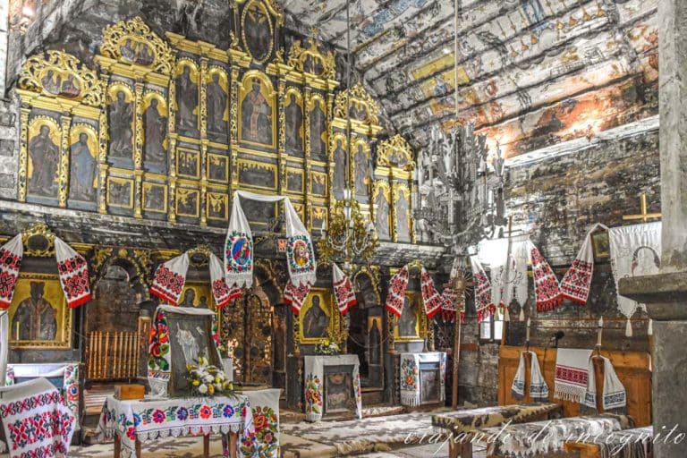 Interior de la iglesia de Surdesti decorado con paños bordados. Rumanía