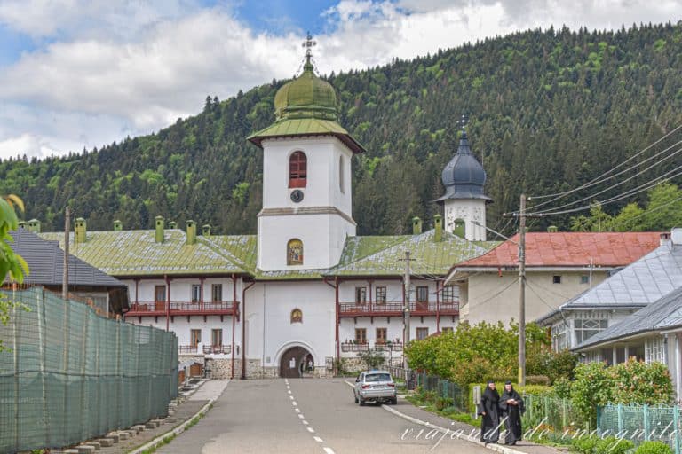 Dos monjas en el camino que lleva al monasterio de Agapia. Rumanía.