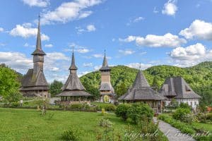 Edificios de madera del monasterio de barsana en un día con el cielo azúl. Una posible parada en una ruta por Rumanía