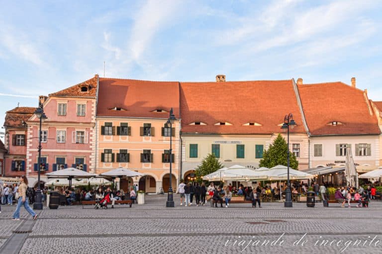 Casas con tejados con ventanas que parecen ojos en la plaza Pequeña de Sibiu