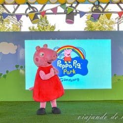 Peppa Pig espera a los niños en el escenario del parque de Peppa pig en Alemania