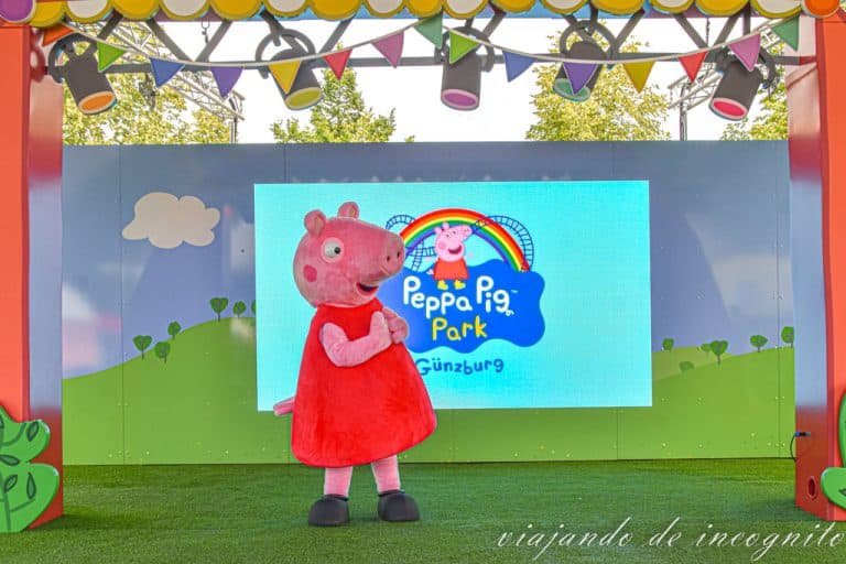 Peppa Pig espera a los niños en el escenario del parque de Peppa pig en Alemania