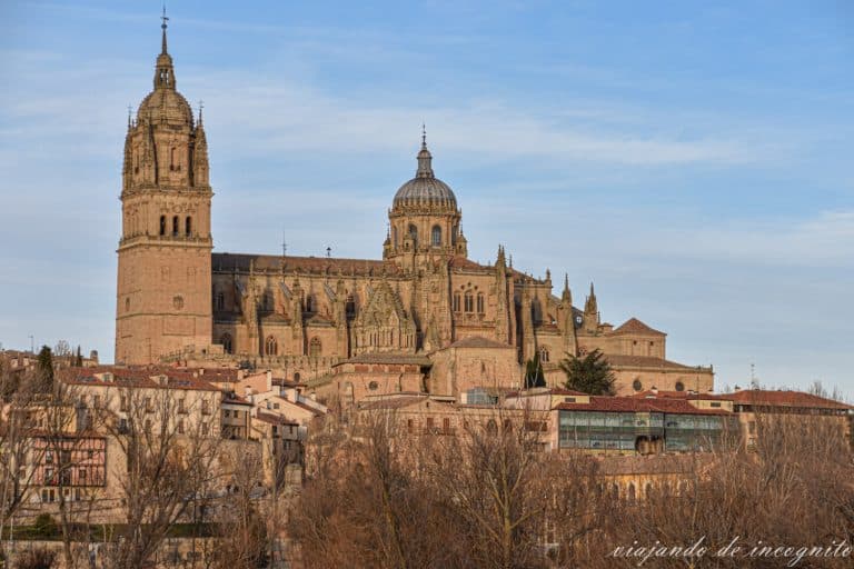 Catedrales de Salamanca vistas desde el puente Romano con la luz del atardecer