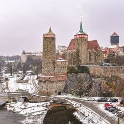 Vistas de Bautzen desde el puente de la Paz un día de invierno con los tejados nevados